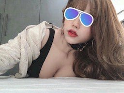 น้องสาวได้รับการดูแลโดยน้องชายของเธอในขณะที่เปลี่ยนไป