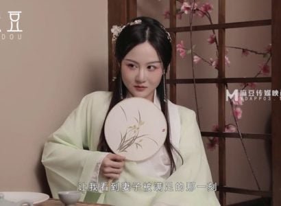 น้องสาวกำลังอาบน้ำน้องชายมาและเสมอ