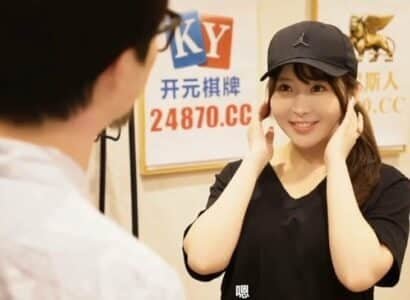 จ้องมองเพื่อนบ้านของเธอเปลือยกายและแอบสร้างความรัก